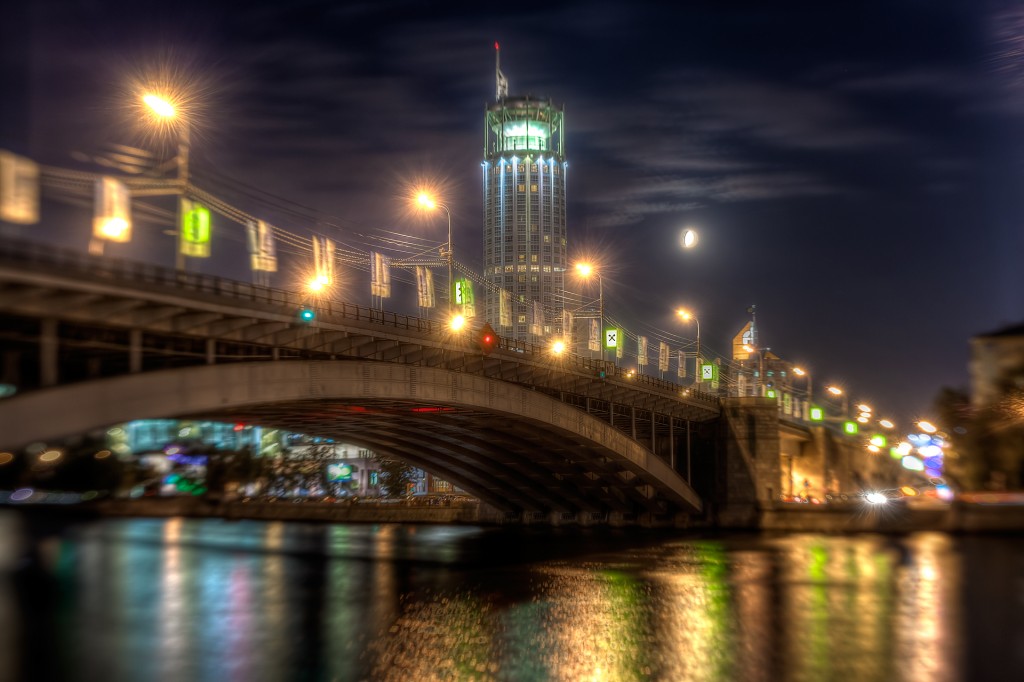 Большой Краснохолмский мост и гостиница «Свиссотель Красные Холмы»